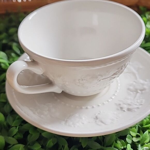 Wedgewood 'Festivity' Teacup & Saucer - Picture 8 of 9